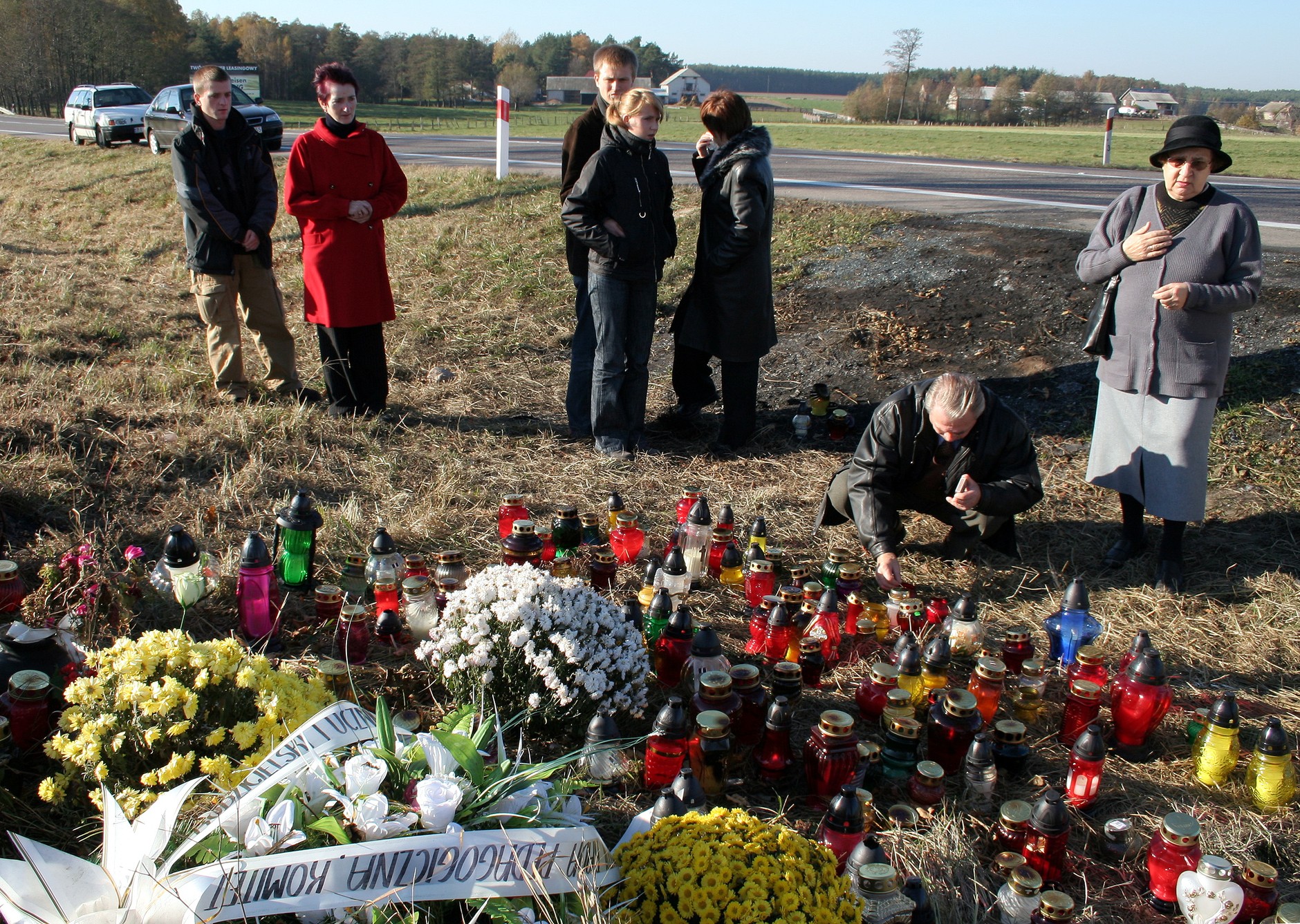 Następnego dnia w miejscu wypadku pojawiło się mnóstwo zniczy