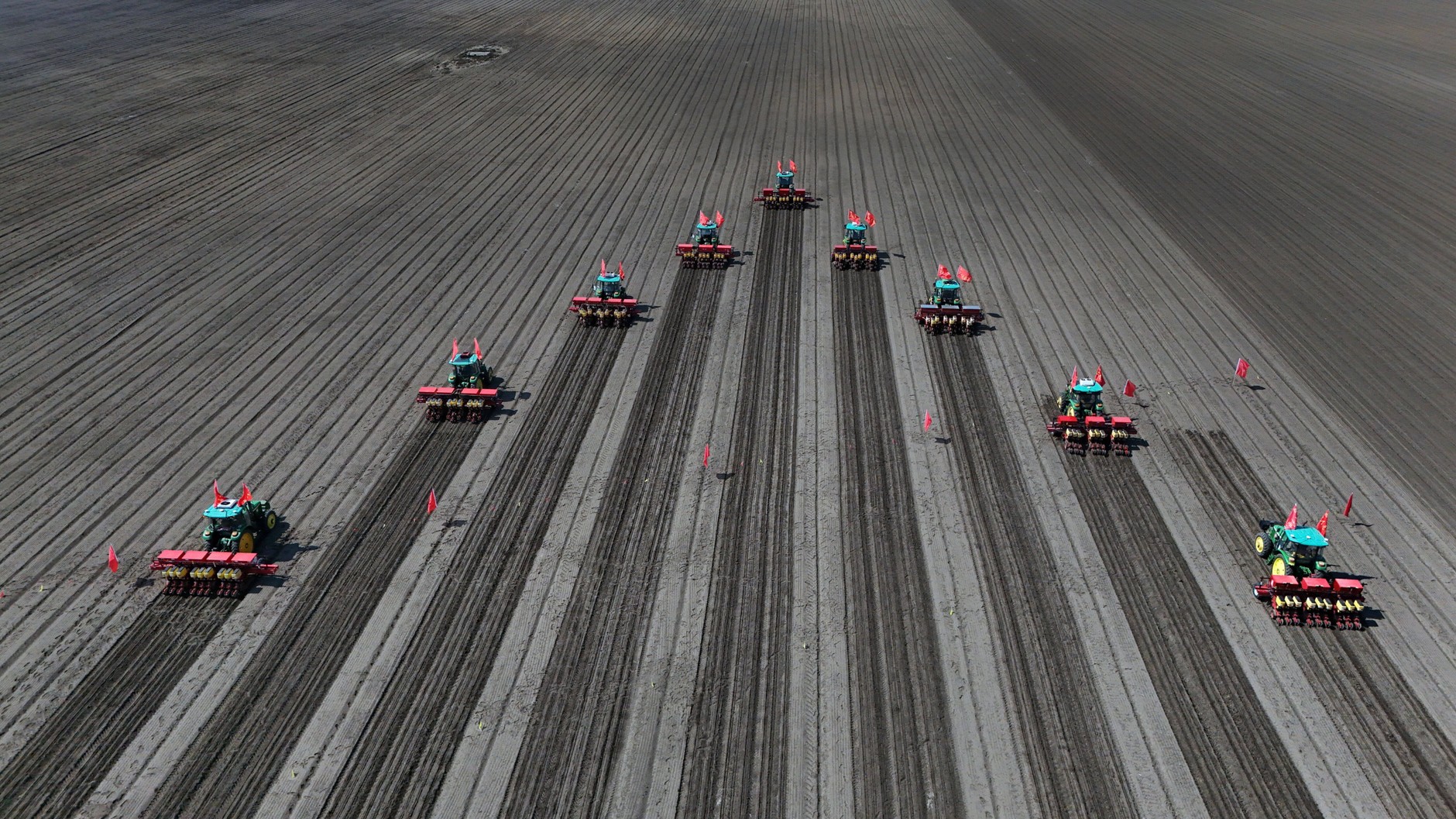 Wysiew soi na suchym polu w mieście Szuangiaszan w prowincji Heilongjiang w północno-wschodnich Chinach, 8 maja 2025 r.