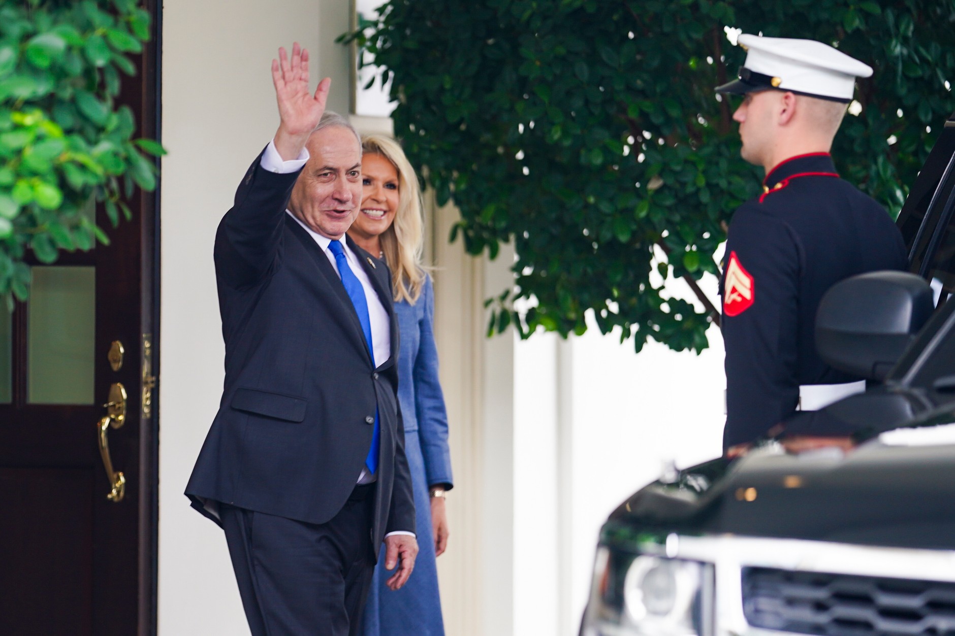 Premier Izraela Binjamin Netanjahu w towarzystwie szefowej protokołu dyplomatycznego USA Moniki Crowley po opuszczeniu Białego Domu w Waszyngtonie, 29 września 2025 r.