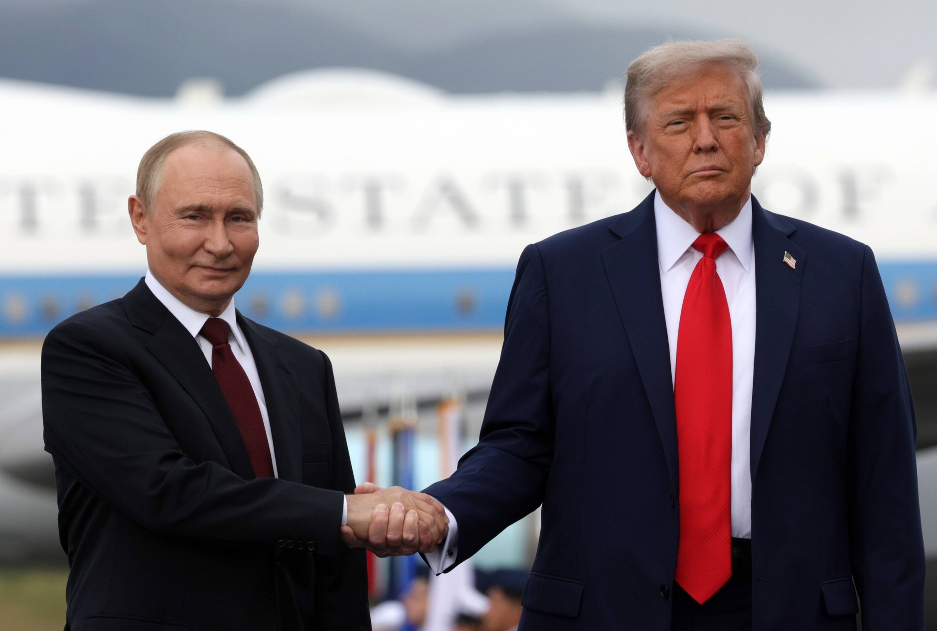 Prezydent Stanów Zjednoczonych Donald Trump (P) i prezydent Rosji Władimir Putin na płycie lotniska przed spotkaniem w bazie Joint Base Elmendorf-Richardson w Anchorage na Alasce, USA, 15 sierpnia 2025 r.