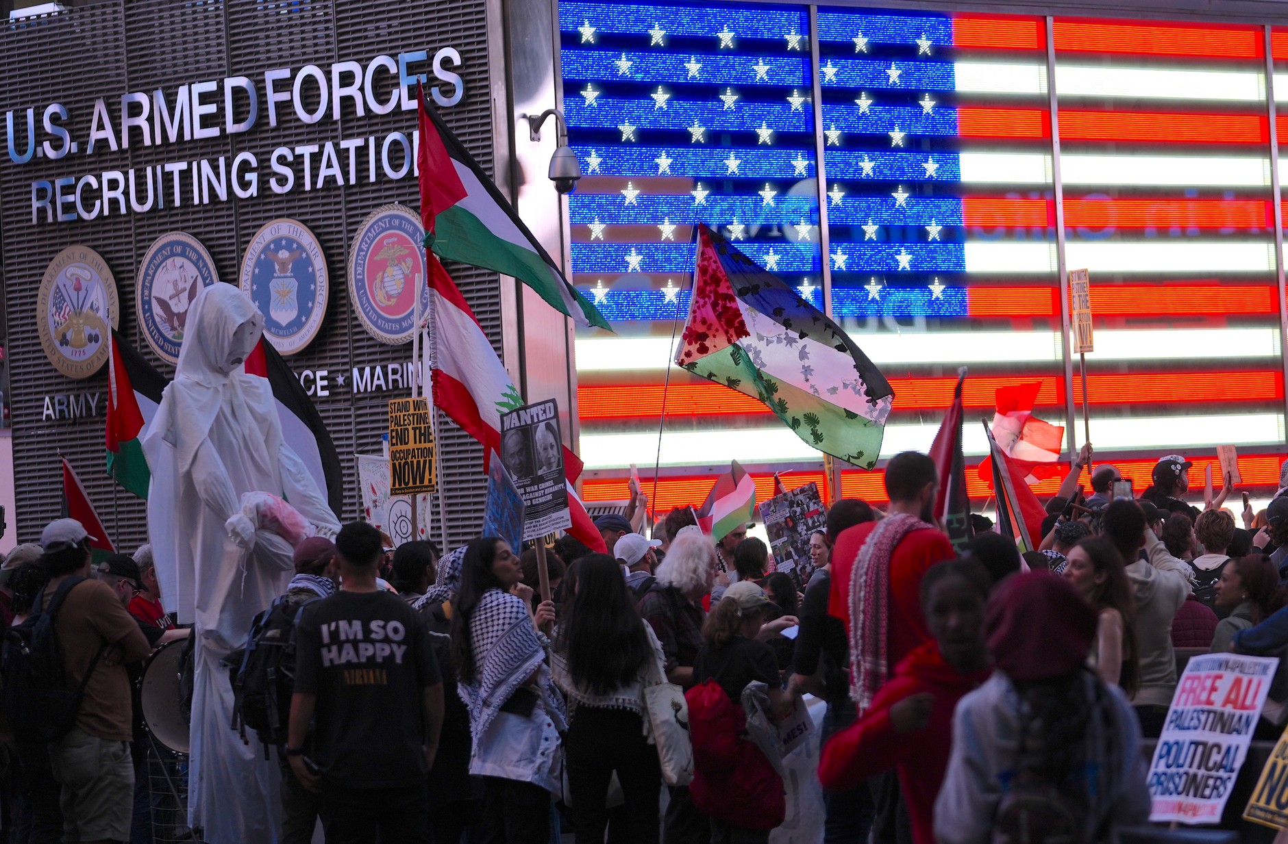 Zwolennicy Palestyny i działacze antywojenni na Times Square, wzywają do aresztowania premiera Izraela Binjamina Netanjahu, który przebywa w mieście w związku z corocznymi obradami Zgromadzenia Ogólnego ONZ w Nowym Jorku, 26 września 2024 r.