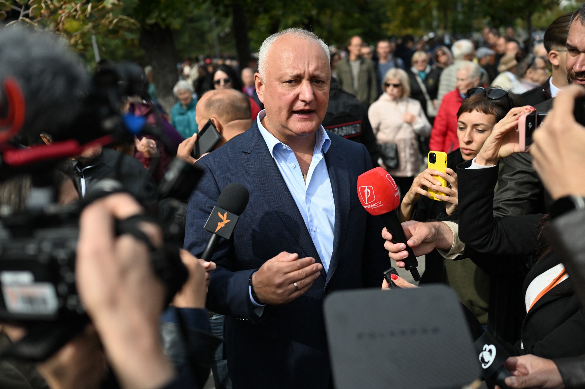 Były prezydent Mołdawii Igor Dodon podczas protestu przed parlamentem w Kiszyniowie, 29 września 2025 r.
