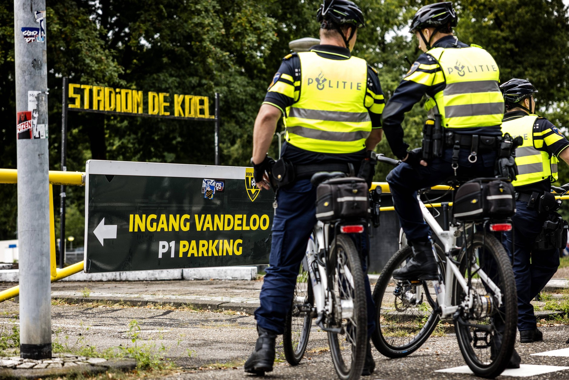Holenderski patrol policyjny przy stadionie De Koel w Venlo, na którym holenderska reprezentacja U21 rozegrała z izraelską mecz kwalifikacyjny do mistrzostw Europy, Holandia, 9 września 2025 r.
