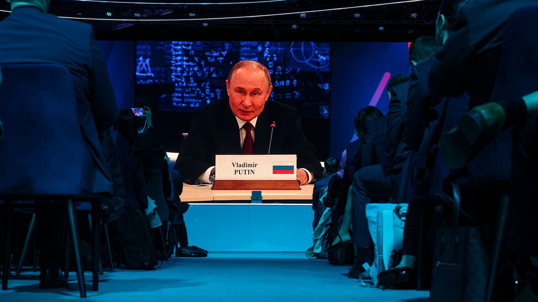 Ekran pokazujący przemówienie Władimira Putina podczas Międzynarodowego Forum Światowego Tygodnia Atomowego. Moskwa,25 września 2025 r.