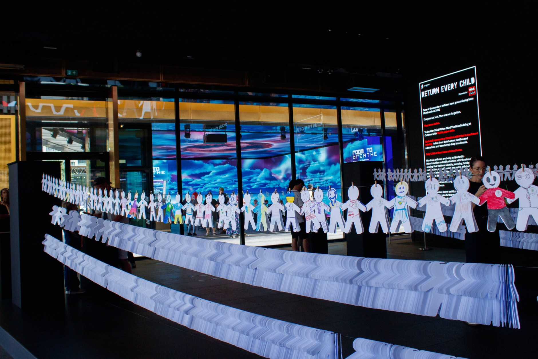 Instalacja artystyczna składająca się z 19546 papierowych lalek, z których każda reprezentuje ukraińskie porwane przez Rosję dziecko, Londyn, Wielka Brytania, 7 września 2025 r.