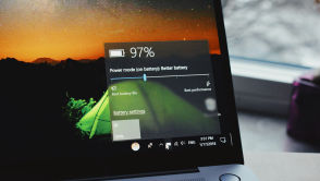 Zrób to, zanim laptop padnie! 10 sposobów na dłuższą pracę bez ładowarki.