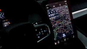 Koniec z Android Auto i CarPlay. Ta firma stawia na własny system