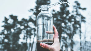 Japończycy stworzyli niezwykły plastik. Rozpuszcza się w wodzie i użyźnia glebę