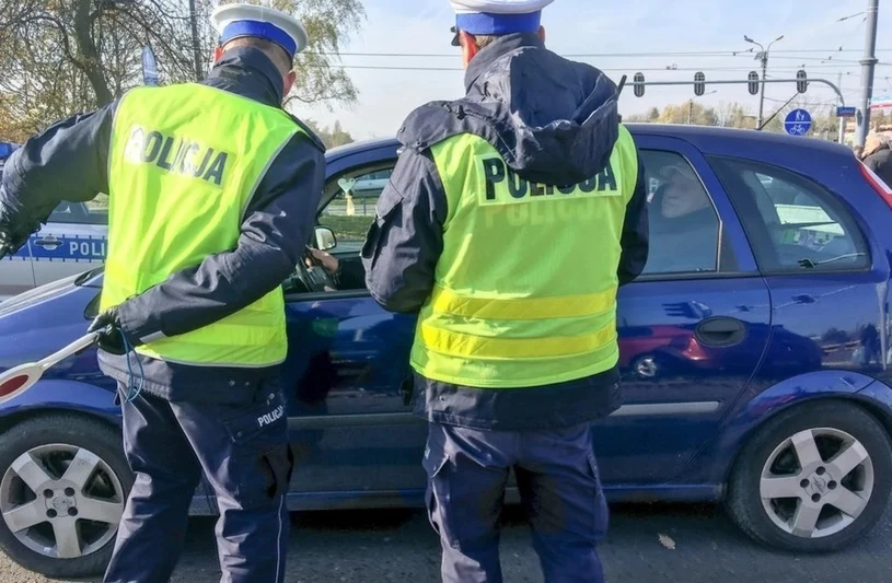 Policjanci lubią zajrzeć do auta i zadać jedno pytanie. Zła odpowiedź to 3000 zł