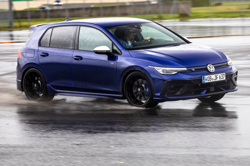 Miesiąc wcześniej spełnił motoryzacyjne marzenie. Kim jest kierowca Golfa